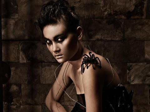 Thí sinh Vietnam's Next Top Model nằm cho chuột bò ảnh 3