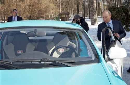 Thủ tướng Putin lái thử xe hybrid đầu tiên của Nga ảnh 1