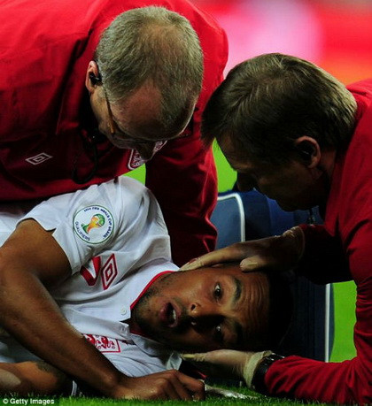 Bị dập phổi, Theo Walcott chia tay sân cỏ hai tuần ảnh 1 Bị dập phổi, Theo Walcott chia tay sân cỏ hai tuần ảnh 1