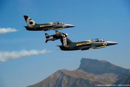 "Người bay Thụy Sĩ" tập cùng máy bay chiến đấu ảnh 3