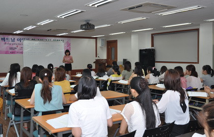 Mở lớp tiếng Hàn Quốc cho các cô dâu Việt Nam ảnh 1