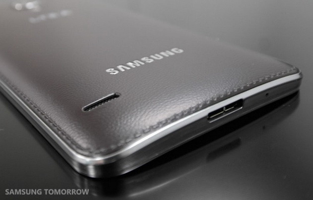 Samsung bất ngờ ra smartphone màn hình OLED cong ảnh 3 Samsung bất ngờ ra smartphone màn hình OLED cong ảnh 3