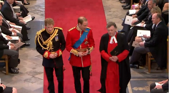 William hôn Kate 2 lần ở bancông điện Buckingham ảnh 2