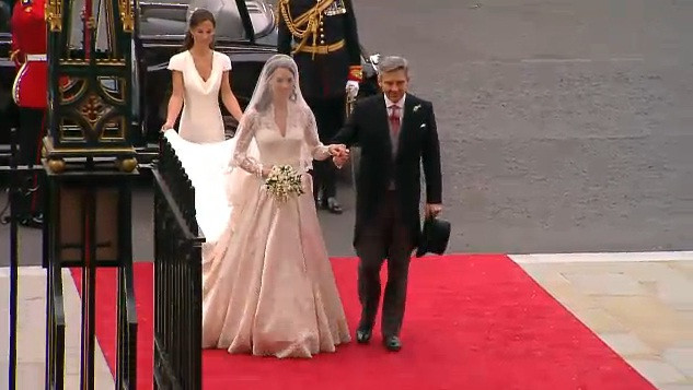 William hôn Kate 2 lần ở bancông điện Buckingham ảnh 4