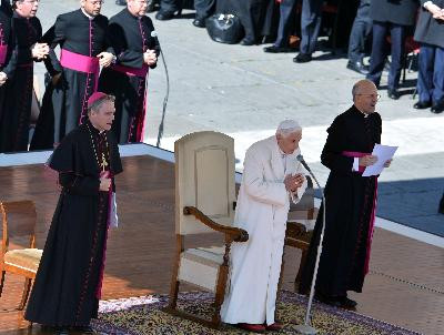 Giáo hoàng Benedict xúc động chia tay công chúng ảnh 1