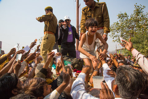 Lạc mất người thân trong lễ hội đông nhất thế giới ảnh 1