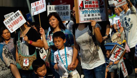 Dân Hong Kong nổi giận vì cậu bé đại lục tè bậy ảnh 1