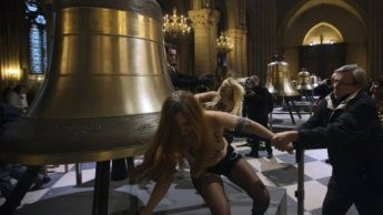 Femen để ngực trần ăn mừng Giáo hoàng từ nhiệm ảnh 1