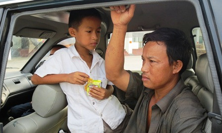 Người thân ngóng chờ các nạn nhân vụ cháy ở Nga ảnh 2