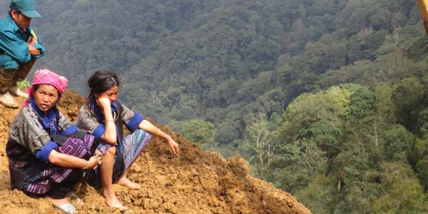 Đau quặn lòng vì những em bé mất cha ở La Pán Tẩn ảnh 2