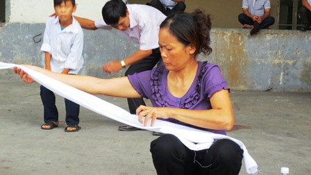 Người thân ngóng chờ các nạn nhân vụ cháy ở Nga ảnh 3