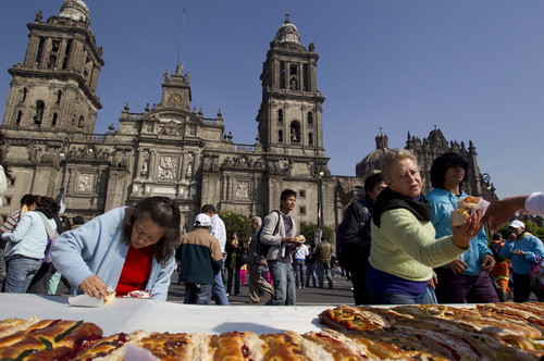 Chiếc bánh ngọt nặng tới hơn 9 tấn tại Mexico ảnh 1