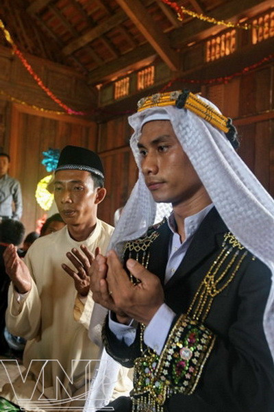 Đám cưới Chăm - Rực rỡ, công phu và trang trọng ảnh 2