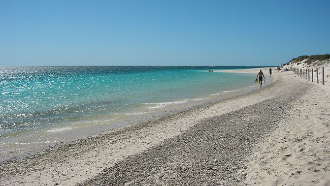 Mẹ đuối nước, bố mất tích, hai con bơ vơ trên biển ảnh 1