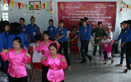 Thí sinh Hoa hậu Việt Nam thăm nạn nhân da cam ảnh 2