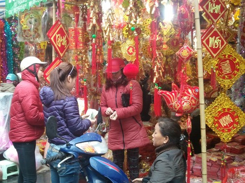 Gần Tết ông Công ông Táo, hàng mã tăng gấp rưỡi ảnh 1