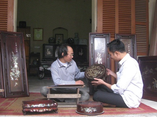 Những người “giữ lửa” nghề khảm trai Chuôn Ngọ ảnh 2