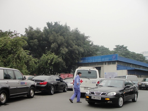 Hà Nội: Ôtô bắt đầu xếp hàng đóng phí đường bộ ảnh 1