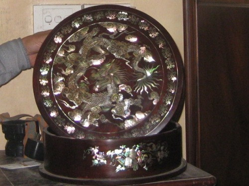 Những người “giữ lửa” nghề khảm trai Chuôn Ngọ ảnh 1