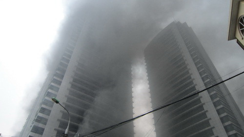 Chùm ảnh vụ cháy tòa tháp đôi 33 tầng ở Cửa Bắc ảnh 13