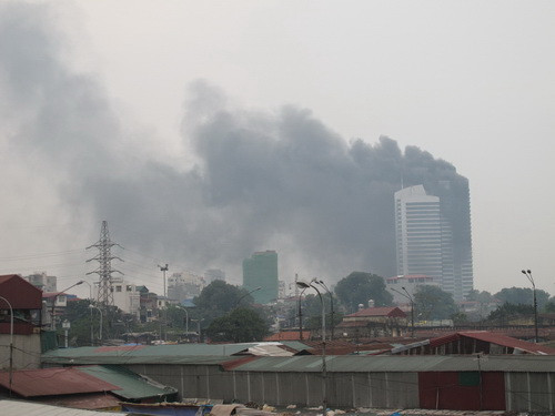 Chùm ảnh vụ cháy tòa tháp đôi 33 tầng ở Cửa Bắc ảnh 11