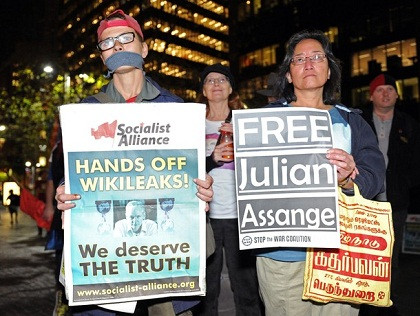 Tòa án Anh từ chối xem xét lại việc dẫn độ Assange ảnh 1