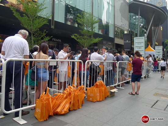 Cận cảnh xếp hàng dài háo hức chờ mua iPhone 5 ảnh 1