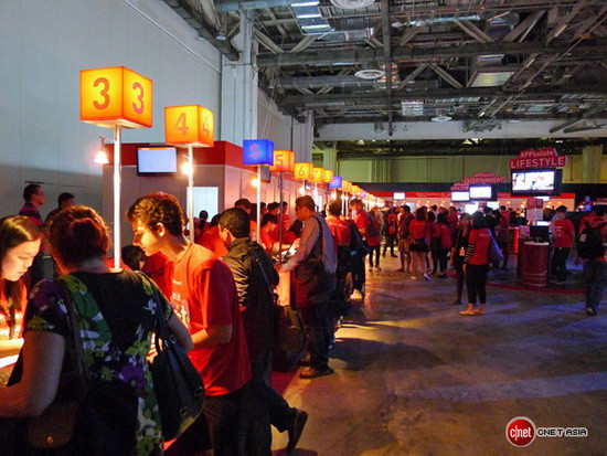 Cận cảnh xếp hàng dài háo hức chờ mua iPhone 5 ảnh 4