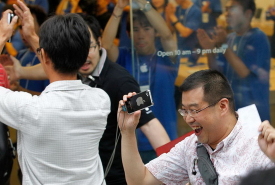 Cận cảnh xếp hàng dài háo hức chờ mua iPhone 5 ảnh 5