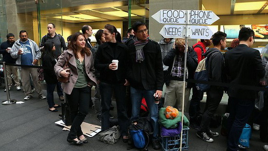 Cận cảnh xếp hàng dài háo hức chờ mua iPhone 5 ảnh 2