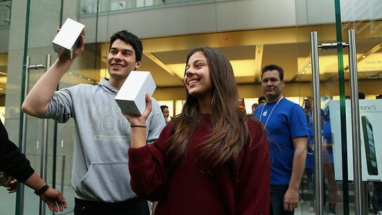 Cận cảnh xếp hàng dài háo hức chờ mua iPhone 5 ảnh 6