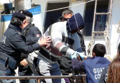 Tàu chở người tị nạn Tunisia đắm ngoài khơi Italy ảnh 1