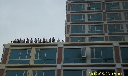 Dập tắt đám cháy, cứu hết người mắc kẹt ở tầng cao ảnh 2