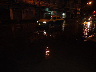 Hình ảnh người dân Thái Lan vật lộn với lũ lụt ảnh 3