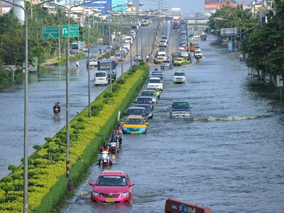 Hình ảnh người dân Thái Lan vật lộn với lũ lụt ảnh 5