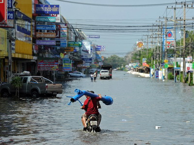 Hình ảnh người dân Thái Lan vật lộn với lũ lụt ảnh 4