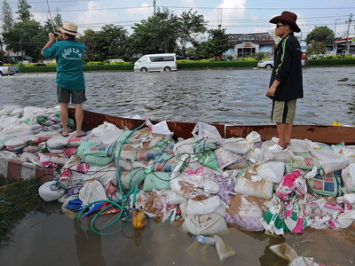 Hình ảnh người dân Thái Lan vật lộn với lũ lụt ảnh 6