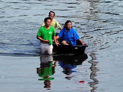Hình ảnh người dân Thái Lan vật lộn với lũ lụt ảnh 1