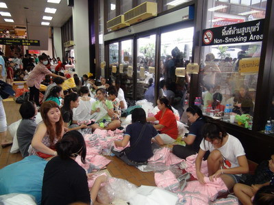 Hình ảnh người dân Thái Lan vật lộn với lũ lụt ảnh 2