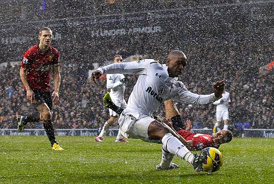 Dempsey lập công khiến Man United phải ôm hận ảnh 2