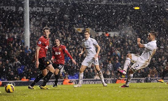 Dempsey lập công khiến Man United phải ôm hận ảnh 3