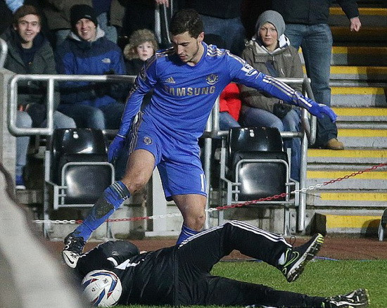 Eden Hazard bị đuổi khỏi sân vì đạp cậu bé nhặt bóng ảnh 1