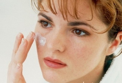 Bảy bước trang điểm giúp bạn gái che đi tàn nhang ảnh 2