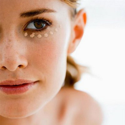 Bảy bước trang điểm giúp bạn gái che đi tàn nhang ảnh 1