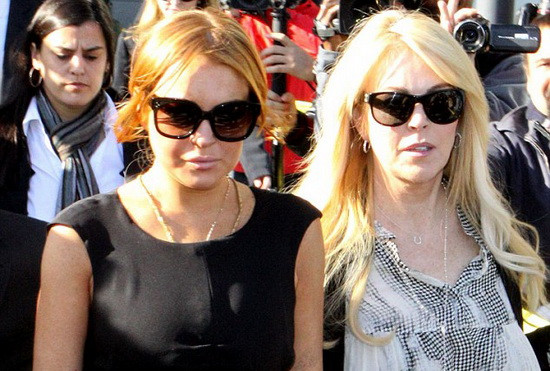 Lindsay Lohan xuất hiện kịch tính như phim tại tòa ảnh 1