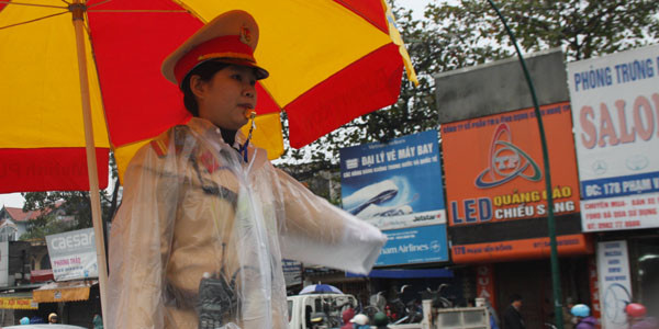 Nữ CSGT đội mưa "xuống đường" phân làn giao thông ảnh 1