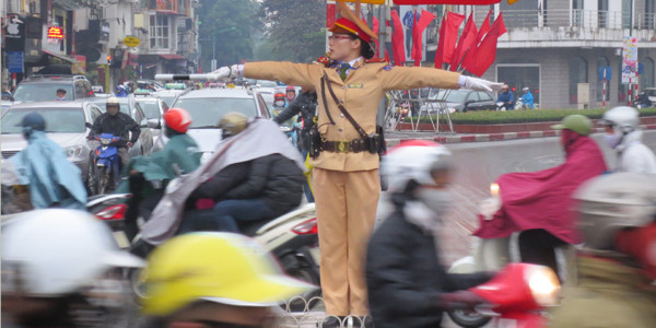 Nữ CSGT đội mưa "xuống đường" phân làn giao thông ảnh 3