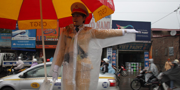 Nữ CSGT đội mưa "xuống đường" phân làn giao thông ảnh 5