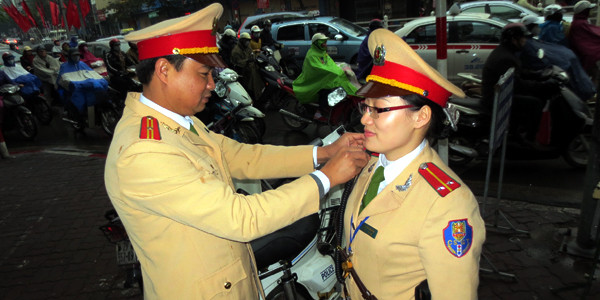 Nữ CSGT đội mưa "xuống đường" phân làn giao thông ảnh 2