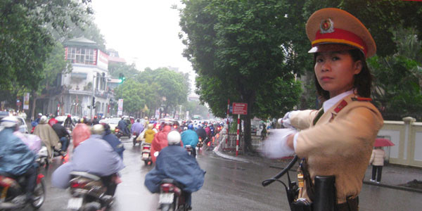 Nữ CSGT đội mưa "xuống đường" phân làn giao thông ảnh 4